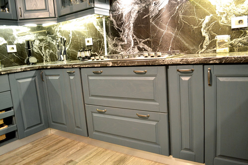 big drawers, oak kitchen