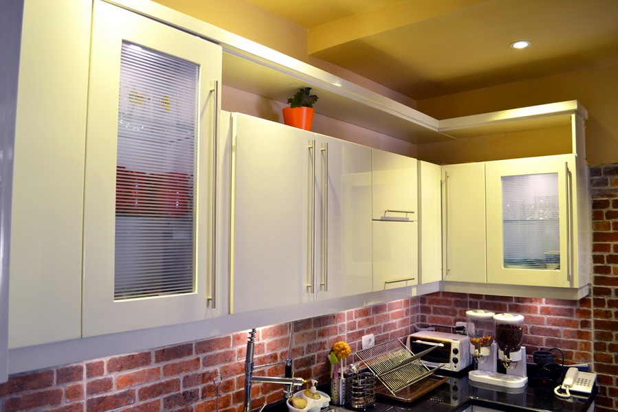 white modern kitchen cabinets