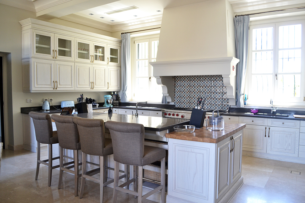 Classic American oak white kitchen