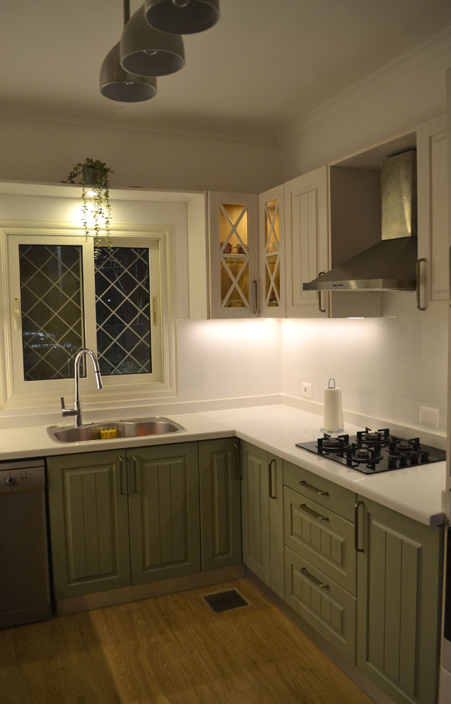 nature wood two-tone kitchen cabinets