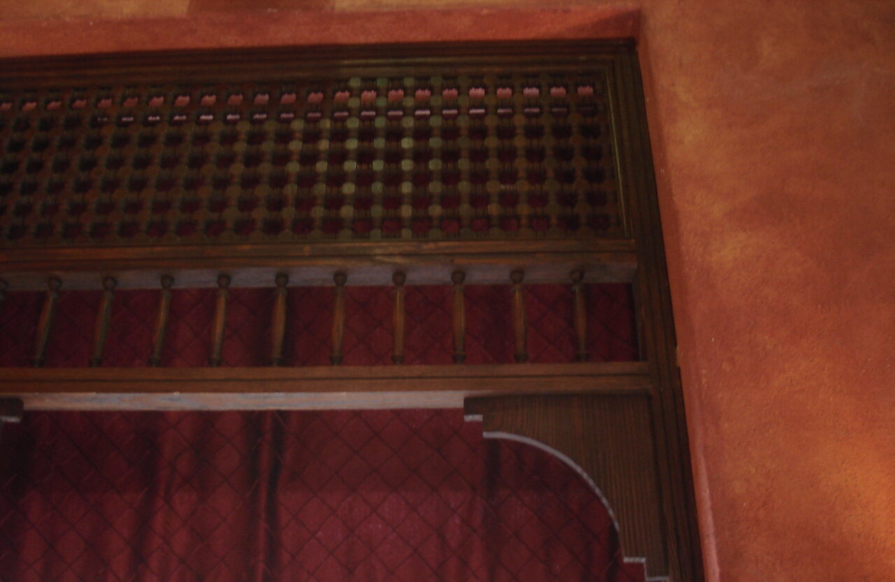 Wooden islamic style partition casbah restaurant port Ghalib