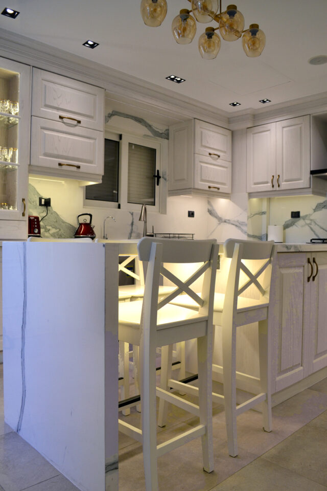White Oak kitchen with kitchen island and quartz countertop and profile led lightning 