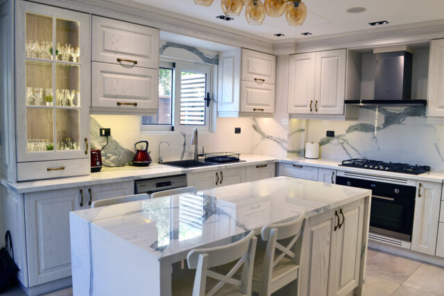 White Oak kitchen with kitchen island and quartz countertop and profile led lightning 