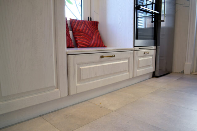 White Oak kitchen with kitchen island and quartz countertop and profile led lightning 