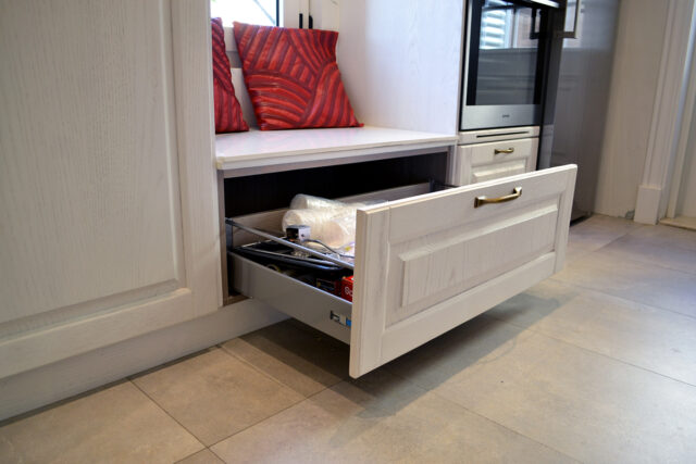 White Oak kitchen with kitchen island and quartz countertop and profile led lightning 