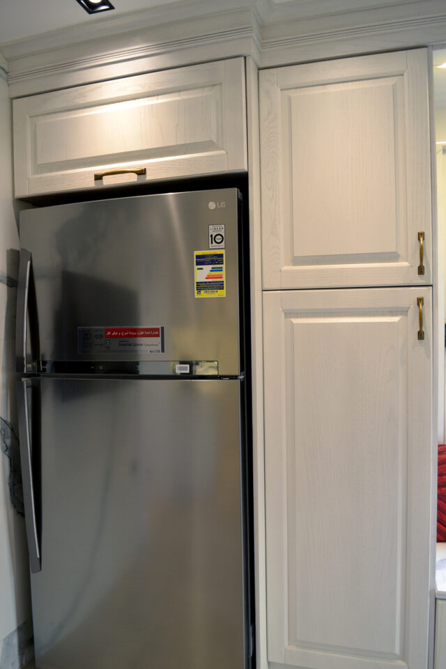 White Oak kitchen with kitchen island and quartz countertop and profile led lightning 